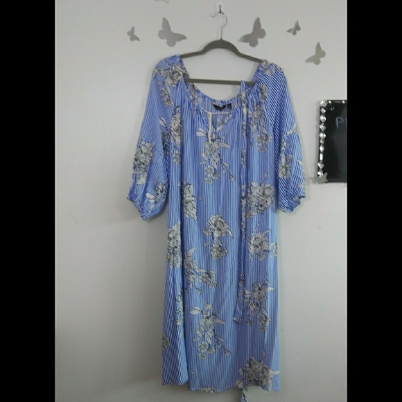 Dresses & Skirts - NWT Floral belted Dress. Size 2x